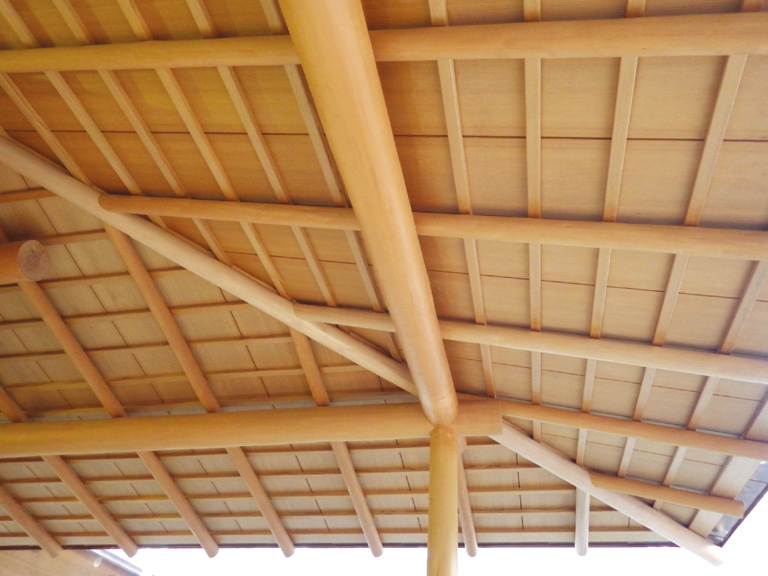 正面玄関前の土庇